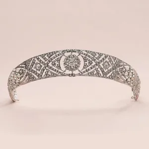 Grampos de cabelo Itacazzo Headwear de noiva coroa branca K cor tiaras clássicas adequadas para festa de aniversário de casamento feminino (pode ser enviado rapidamente)