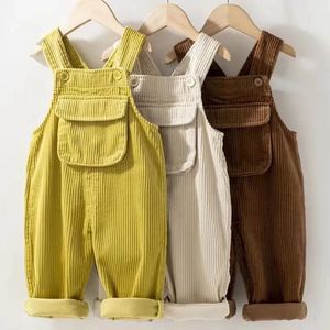 Dzieci swobodny sztruko kombinezonu luźne maluch chłopców dziewczęta bez rękawów Jumpsuits klasyczne retro bodysuit dzieci spodnie 240108