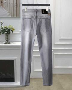 Herr jeans designer 2023 senaste listan mager jeans mens bälte borr bokstav röd grön mönster etikett blommor tryck denim pants män mode hip hop size 29-40 vmse