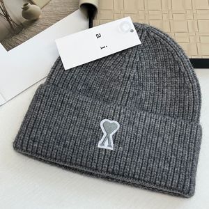 Beanie marka projektant czapki luksusowa czapka czapka temperament wszechstronny czapka ciepła litera czapka trójkąt design hat świąteczny prezent mody 4 kolory bardzo ładne