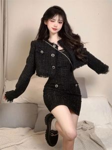 Highend Style Womens Suit kjol Set Fashion Spring and Autumn Design Sense Slimfit Short Jacket Top Sling Dress Twopiece 240108