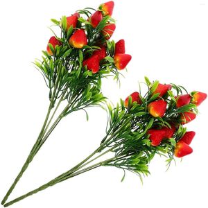 Dekorativa blommor 2 datorer Simulerade jordgubbar Artificial Branch Home Decor Desktop Decors Dekorationer