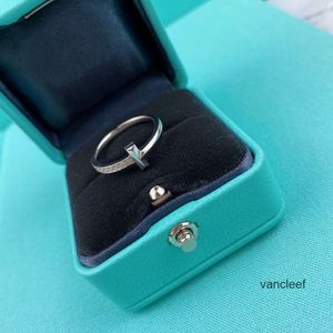 Designer amor anel de luxo moda anéis de diamante clássico versátil presente essencial para homens e mulheres prata esterlina banhado estilo simples