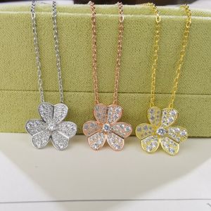 Lucky Clover Necklace Ladies Pendant Necklace Luxury Fashion Designer Halsband Lucky Straw Pendant Exquisite Simple Designer Halsband Födelsedagspresent