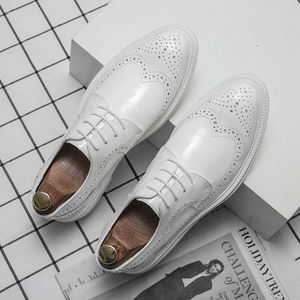 Herren-Oxford-Schuhe aus Lackleder mit Flügelspitze, weiße Loafer für Herren, Business-Mode, formelle Kleidung, Hochzeitsschuhe