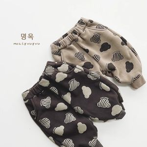 Зимние корейские детские брюки для мальчиков, хлопковые флисовые утолщенные универсальные детские брюки для бега с принтом медведя, 240106