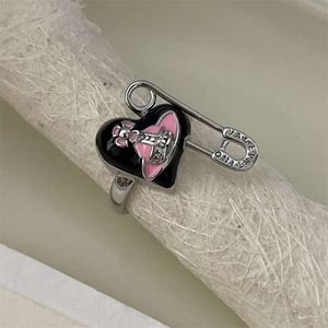 Viviennely Westwoodly, o anel de amor de amor preto rosa.Clipe de papel feminino com uma pulseira de anel de flor aberta