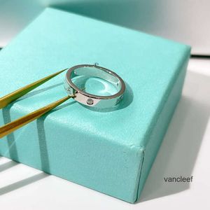 Anello d'amore di design CON SCATOLA Designer di lusso coppia di gioielli moda uomo e donna classico tre anelli di diamanti 2 stili Regalo di anniversario Argento Oro Stile versatile