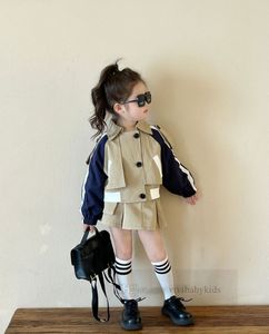 2024春の女の子の服セットキッズレタープリントパッチワーク色長いスリーブトレンチコートプリーツスカート2pcs子供王女衣装Z6586