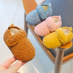 ファーキャップとつま先のある暖かい子供のカジュアルシューズを備えた冬の新しい子供用フラットシューズ2024豪華な温かいスリップカジュアルで快適な男の子と女の子の靴240108