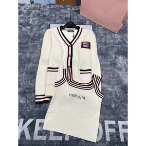 miu Inizio primavera Nuova moda Lettera Semplice casual Versatile Gilet ampio Due pezzi Set Cardigan da donna Maglione firmato Giacca in lana y2k 6CLX