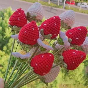 Flores decorativas acabadas de malha mão tecido crochê buquê de morango artificial frutas aniversário decoração para casa ano presentes de casamento
