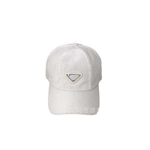 Designer Ball Caps Autumn and Winter New Inverted Triangle Alphabet Correct Sunshade Velvet Baseball Hat Womens Versatile Face Showcasing Little Duck Tongue Hat Me