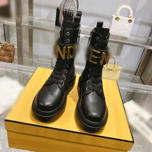 Moda feminina botas de grife sola grossa letra de ouro meados de bezerro botas rendas até preto f luxo ultra mulheres meia botas