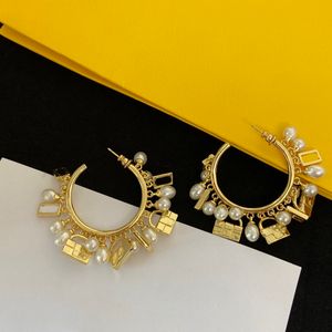 FD Hot Selling Dingling Clip-On Designer örhängen Märke 18K Guldpläterad hjärtan stilfulla kvinnors örhängen högkvalitativa smycken för bröllopsfester