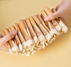 Makeup Brushes 50pcslot Facial Mask Soft Brush Trähandtag Portable Face Fanshaped Professional Skin Care Cosmetics Tool1422602