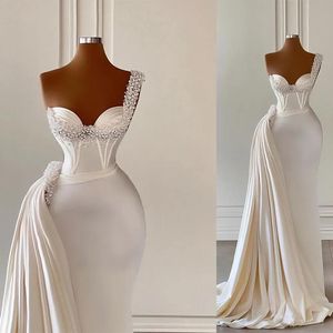 Dresses 2023 Gorgeous Mermaid Wedding Dresses Bridal Gown Pearls Beaded One Shoulder Satin Sweep Train Custom Made Beach Country Plus Size