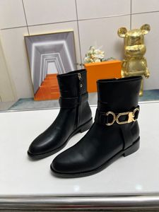 Walking Show flaggskeppsstil High-End Autumn Winter War Boots Martin Stövlar Kvinnor Business Casual Shoes Läder Sandaler Enskilda skor Rinnande skor Sneakers tofflor