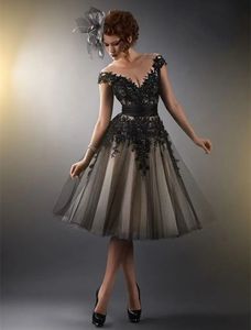 黒いゴシックウェディングドレス膝の長さビンテージブライダルガウンレースアップリケがラインの半袖レトロな花嫁ドレスをビーズ
