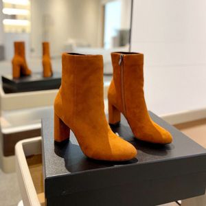 Berühmte Designer empfehlen den klassischen Mode-Bootie-Stil wärmstens, da er zart und elegant ist und die Details des gesamten Schuhs in den Größen 35-41 einwandfrei sind