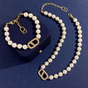 Klassiska odlade kvinnor halsband Pearl Diamond i V Letter Pendant Armband Earring Lady Jewelry Set Wedding Birthday Partis Vlts3 --03 Valentino