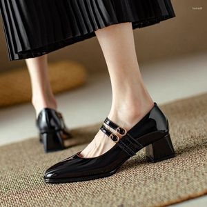 Sandaler kvinnors skor bundna runt Medinas vrister på plattformar höga klackar läder knäppt runda strumpor våren och