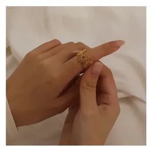 Cluster Rings mässing med 18 K Gold Cutout Spets Floral Women Jewelry Punk T Show Designer Club Cocktail Party Japan Korea Fashion