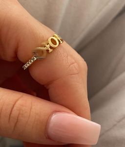 A nova letra Letter Full Diamond Ring Material feminino Material de bronze Design de nicho de nicho para enviar namorada presente de aniversário