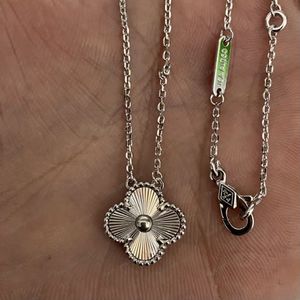 Nytt Clover Necklace Pendant Pearl Mother Rostfritt stål pläterade 18K Womens Girl Valentines Day Mothers Day Engagement Jewelry Gift Wholesale E4vu