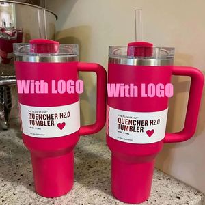 40-Unzen-Quencher-Becher, rosa Co-Branded-Edelstahl-Valentinstag-Geschenkbecher mit Henkeldeckel und Autobechern aus Stroh