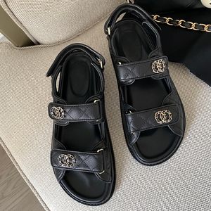 Sandaler lyxiga designers glider kvinnor skor mode krok slingan sandal sommarstrand fuzzy plysch tofflor mjuk läder tjock platt häl casual sko 35-42 med låda