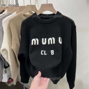 Italien Tide Miui Miui Top Luxury Women's Sweaters Designer Classical Design Clothing Hoodie Knit Tröja Håll varm Cardigan långärmad kashmir MM Black White 7499