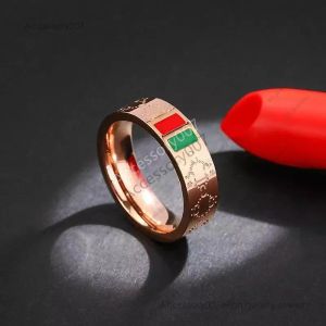 Designer smycken ringar designer röda och gröna staplar ringer 5mm titanstål icke-dekloloriserande herrmodeller kvinnor modeller rosguld par ring smycken med låda