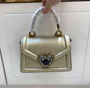 Axelväska väska på väska lyx varumärke designer handväska damer mode retro guld hjärta pärla spänne en axel messenger väskor fest koppling