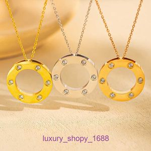 Bildäcks Pendant Necklac Best Sell Birthday Christmas Gift High Edition Light Luxury Titanium Steel Round Zircon Halsband för kvinna med original Box Pan YJ