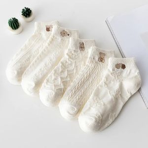 Белые носки с вышивкой мультфильмов, женские короткие носки, хлопковые носки-лодочки, низкие носки для взрослых, впитывающие пот и устойчивые к запаху 240109