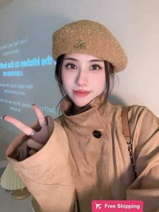 Designer-Kugelkappen Neue kleine, parfümförmige schwarze Baskenmütze im koreanischen Stil für Frauen, um im Herbst und Winter ihr Gesicht zu zeigen, kleiner Wollplüschmaler mit einer großen Kopfkappe T500