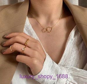 Pendanthalsbandsbildäcks krage designer smycken cool vind enkel temperament dubbel ringdesign net röda kvinnor med original låda