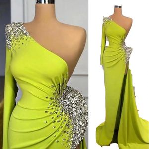 Dresses 2023 Evening Dresses Wear Amazing Green One Shoulder Crystals Beaded Satin Mermaid High Split Sexy Women Dubai Formal Party Prom D