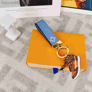 Tasarımcı Keychain Luxury Erkekler Basketbol Ayakkabıları Altın Plakalı Toka Alfabe Anahtar Keychain Kadın Çanta Cüzdan Deri Klasik Anahtar ARAÇ X5601Z