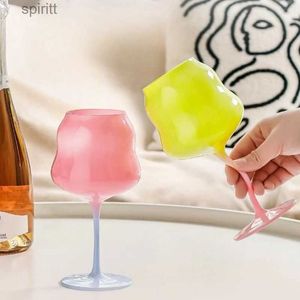 Şarap bardakları yüksek değerli yaratıcı renk goblet kristal fincan macaroon bükülmüş fincan bayan sevimli su cam suyu su şişesi saman yq240105
