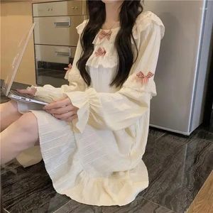 Kvinnors sömnkläder pyjamas en koreansk nattklänning Bow Womens 2024 Style Sleeve Nightgown Piece Solid Home spets ruffle Long Wear Autumn