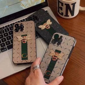 Luxury Designers Phone Cases for iPhone 15 15pro 15 promax 14 13 12 11 Pro Max Leather Cell Phone case back shell Cover With Red Green Woven Tape G24198PE