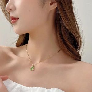 ペンダントネックレスレトロクリエイティブマイクロ象眼細工ラッキーグリーンクローバー販売アクセサリーネックレス女性チタンスチールロックボーンチェーン