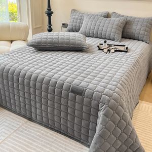 Light Luxury Lambswool Bed Cover Thickened AntiSlip Solid Color Warm Quilted Bedspread Bedding Milk Velvet Comforter 240109