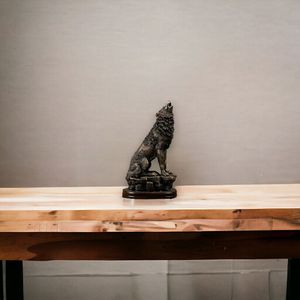 Estátua de lobo de resina feita à mão, estatueta de lobo de resina criativa, estátua de animal selvagem, ornamento de animal, detalhes de casa, decoração de casa e sala de estar
