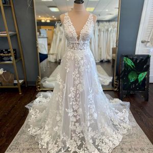 Abiti da sposa eleganti in pizzo pieno di linea A con scollo a V Abito da sposa bohémien senza schienale Cintura con nastro Sweep Train abiti da sposa