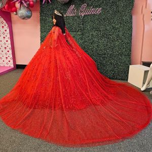 肩から赤いビーズタッセルQuinceanera Dress Ball Gown 3D FlowersアップリケレースビーズコルセットVestido de 15 Anos