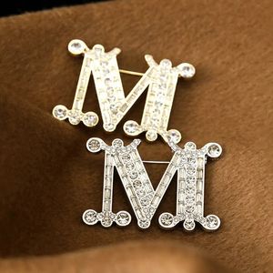 Moda cristal strass letra m esmalte imitação de pérolas broches feminino alfabeto barroco pinos iniciais jóias de casamento broche 240109