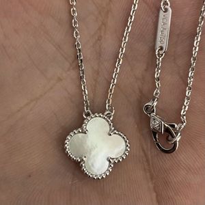 Nytt Clover Necklace Pendant Pearl Mother Rostfritt stål Pläterad 18K Womens Girl Valentines Day Mothers Day Engagement Jewel Gift grossist 5ZG1